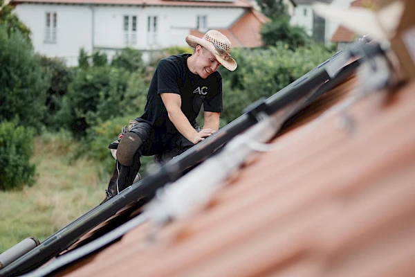 Mitarbeit von AC Solar verlegt Solaranlage auf Dach
